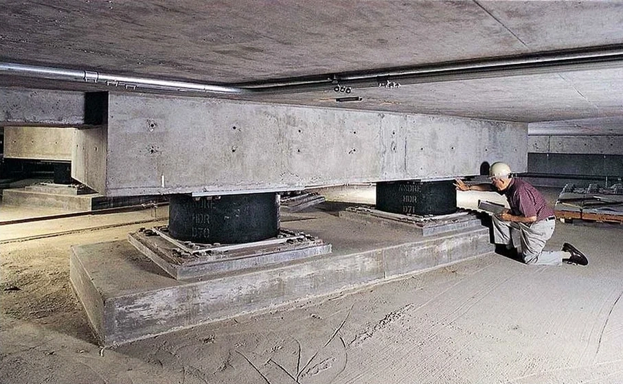 Diseño de Aislación Sísmica de Base en Alto Hospicio: Protección Estructural para Zona de Alta Sismicidad
