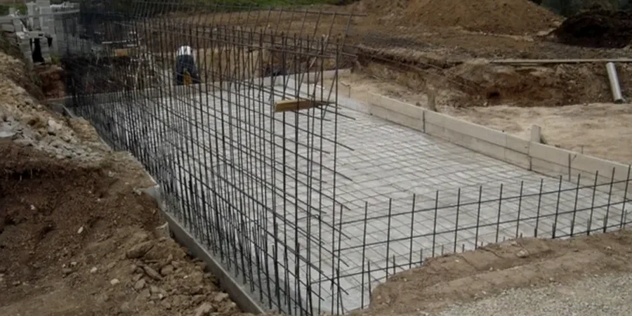 Diseño de Cimentaciones Superficiales en Alto Hospicio: Suelos Salinos y Soluciones Técnicas