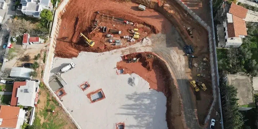 Diseño geotécnico de excavaciones profundas en Alto Hospicio: análisis estructural en suelos salinos y zona sísmica