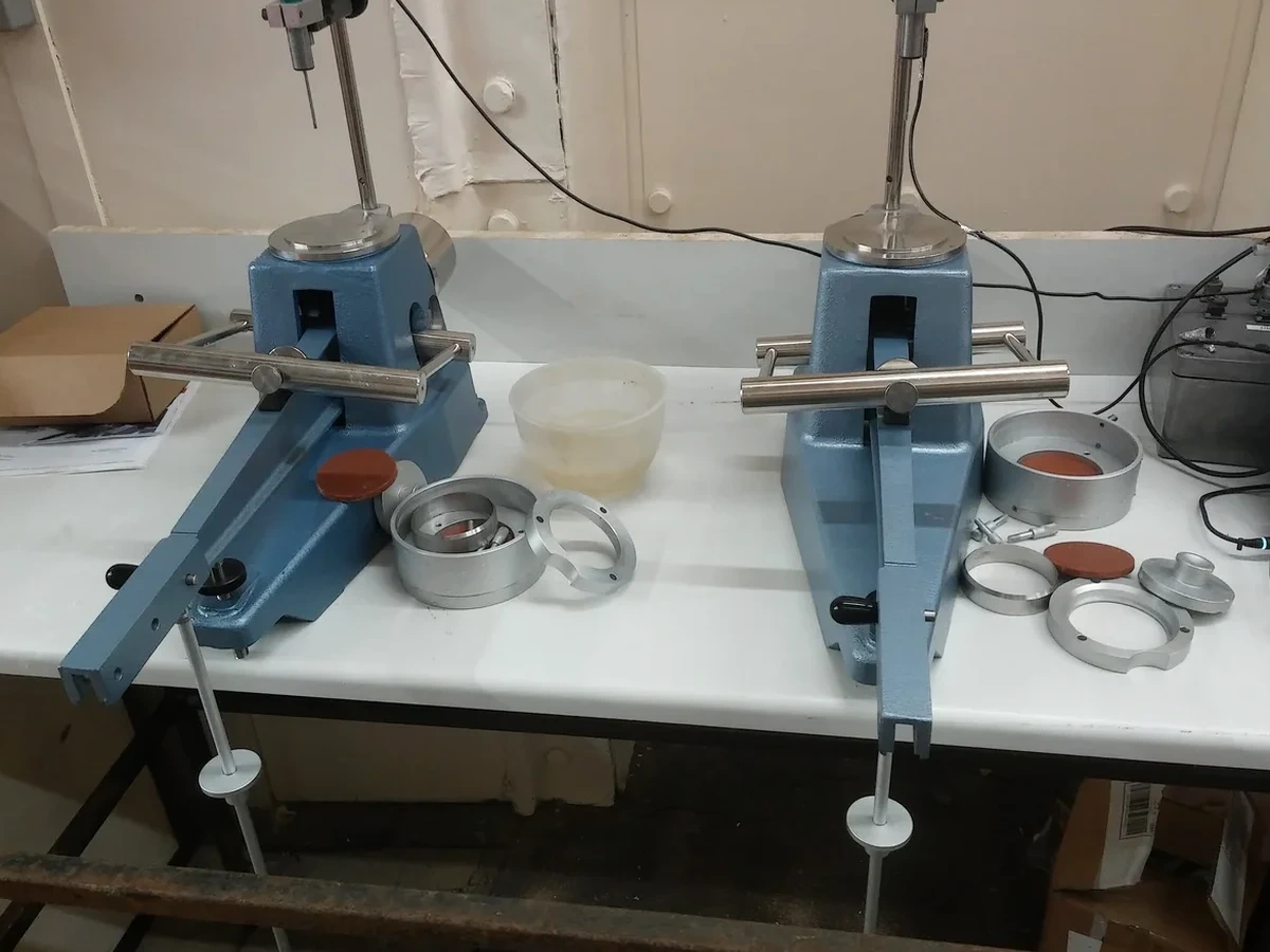 Límites de Atterberg en Alto Hospicio: Plasticidad de Suelos Salinos